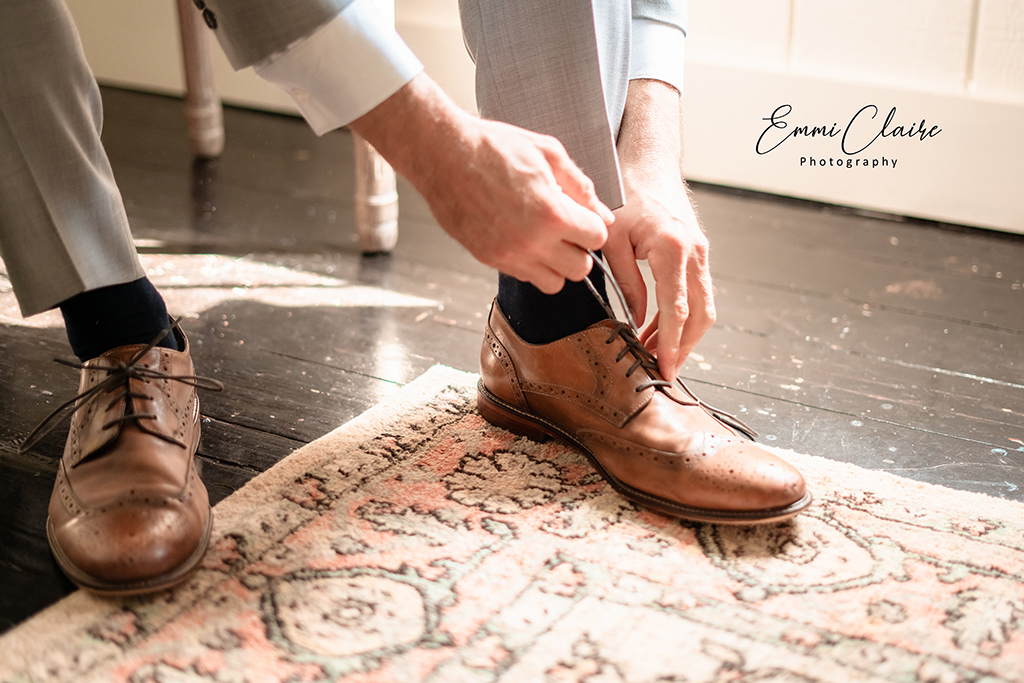 Groom getting ready. (Image by EmmiClaire Photography)