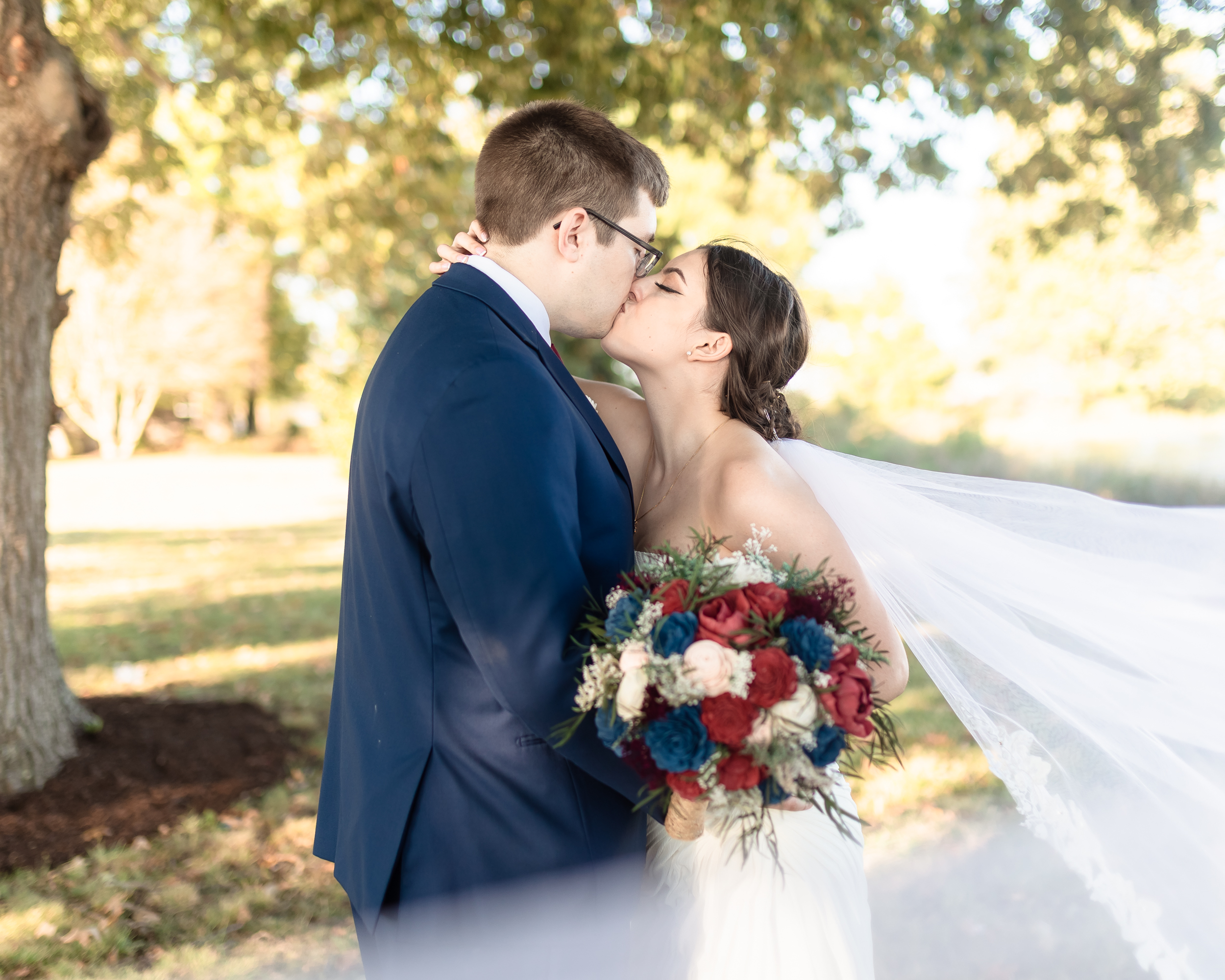 Discover the 5 must have wedding photos and EmmiClaire Photography captures these moments in Richmond, VA, Jacksonville, FL, and worldwide.