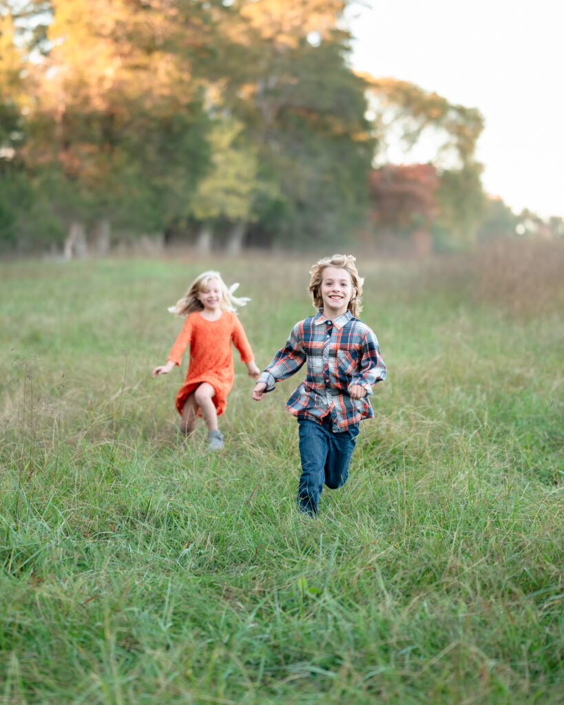 Candid family moment at Richmond Historic Tuckahoe fall minis